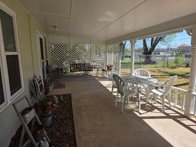 Photo - FOR LEASE!! Great location!