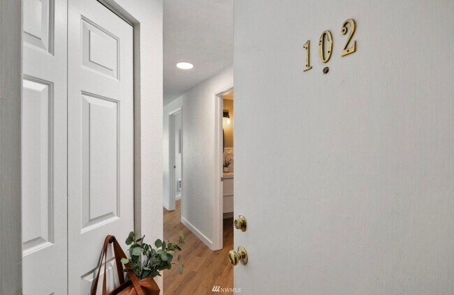 Photo - Updated, light flooded corner 1 bedroom 1 bath condo in Madison Valley Unit 102