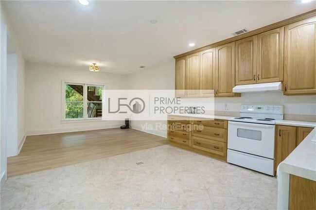 Photo - 2262 Meadowvale Dr NE