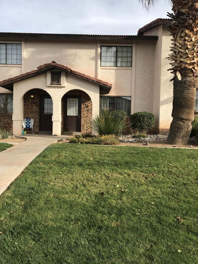 Building Photo - "Charming 2-Bed, 1.5 bath Townhouse Retreat in Saint George Unit 130