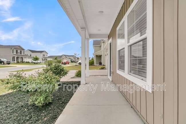 Photo - 450 Carrara Dr