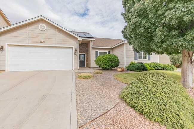 Building Photo - Inviting 4 Bed 2 Bath Home - Solar Panels & In The Golf Course Area!