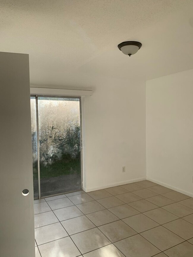 Building Photo - Vero Beach 2 Bedroom 1 Bath Unit 575-01 Rental