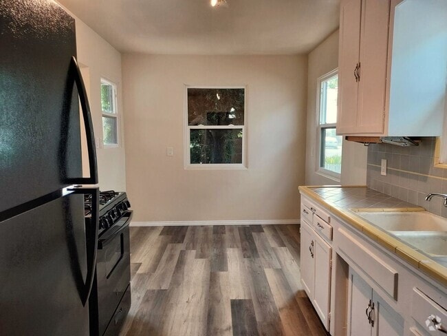 Building Photo - South Park Area 2 Bedroom Cottage w/Garage Unit 2447 Rental