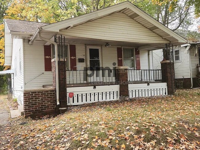 Building Photo - 2055 E Prairie Ave