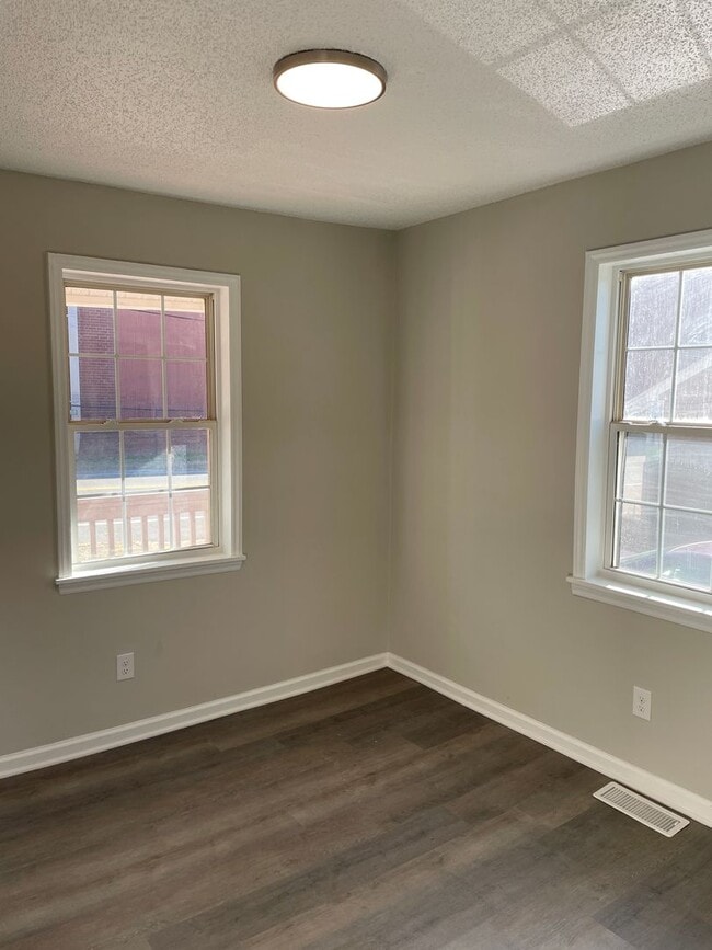 Photo - 645 W Northwest Blvd