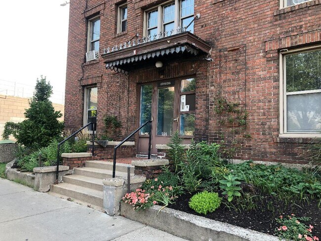 Building Photo - 1901 Lyndale Ave S Unit 1