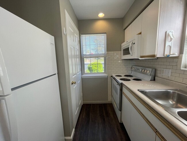 Building Photo - 2 bedroom 2 bath Apartment for Rent in Branson, Missouri - Walk IN Unit 201