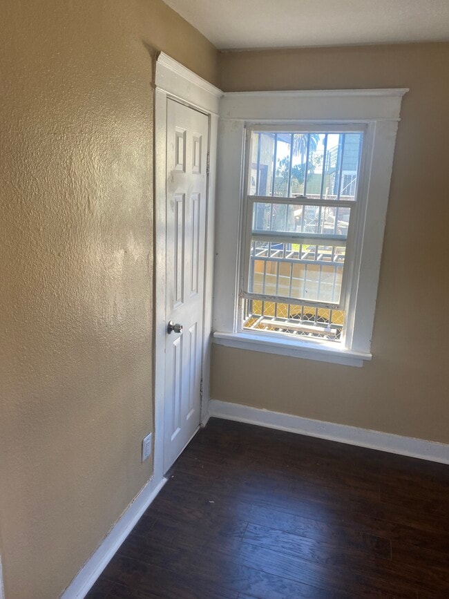 Photo - 716 W 60th St Unidad 716 W 60th Street LA