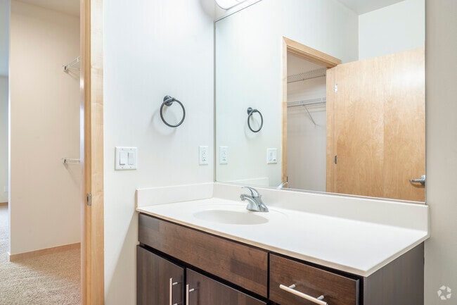 2BR, 2BA - 1160SF - Bathroom