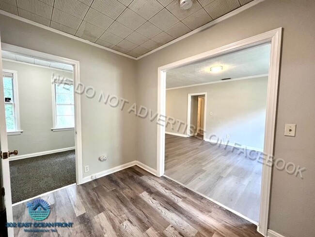 Photo - Huge 4 bedroom / 2 bathroom updated home n...