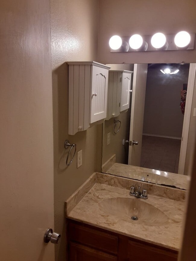 Building Photo - Ready to move in.....