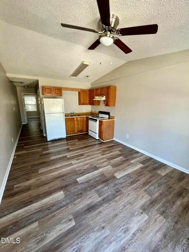 Building Photo - Cozy 1 Bed 1 Bath Available Now! Near Downtown Raleigh!