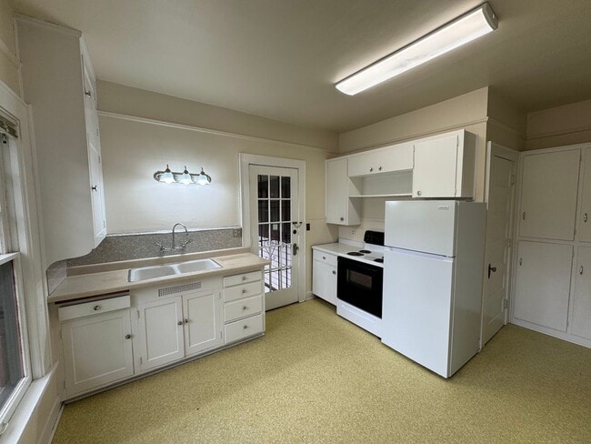 Photo - 2 Bedroom Unit in the the old Beta Theta Pi Fraternity House near UofO Campus Unit 379 E 12th Ave