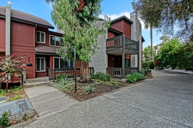 SPACIOUS, 2-STORY, 3BR2.5BA LAKESIDE CONDO... - SPACIOUS, 2-STORY, 3BR2.5BA LAKESIDE CONDO...