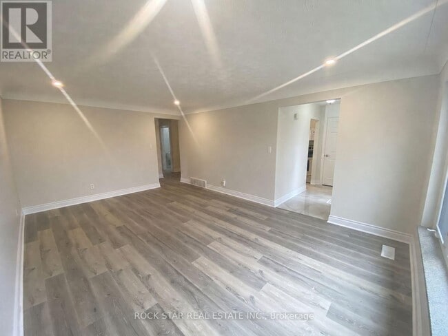 Photo - 227 Fernwood Crescent