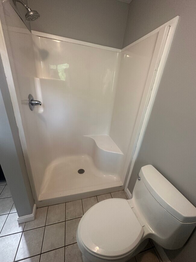 Downstairs Bathroom - 179 Maple Ave Unidad Duplex