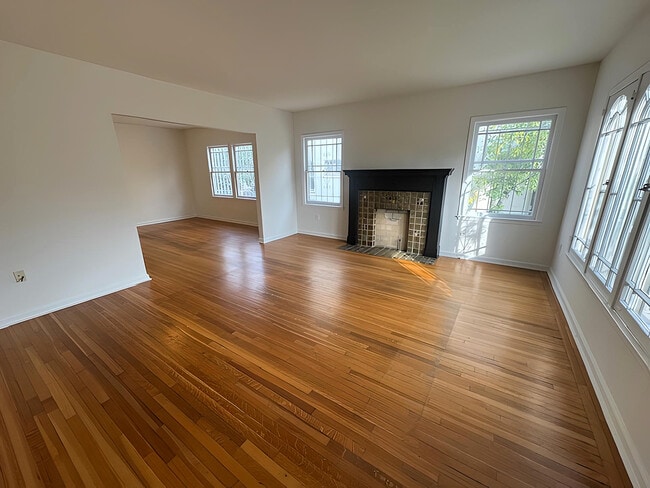 Building Photo - 5049 Franklin Ave