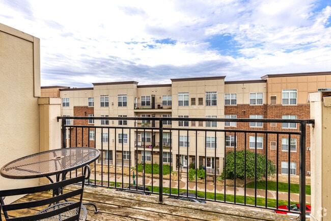 2BR, 1BA - 1029SF - Balcony
