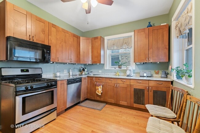Photo - 4229 N Leavitt St Unit 1
