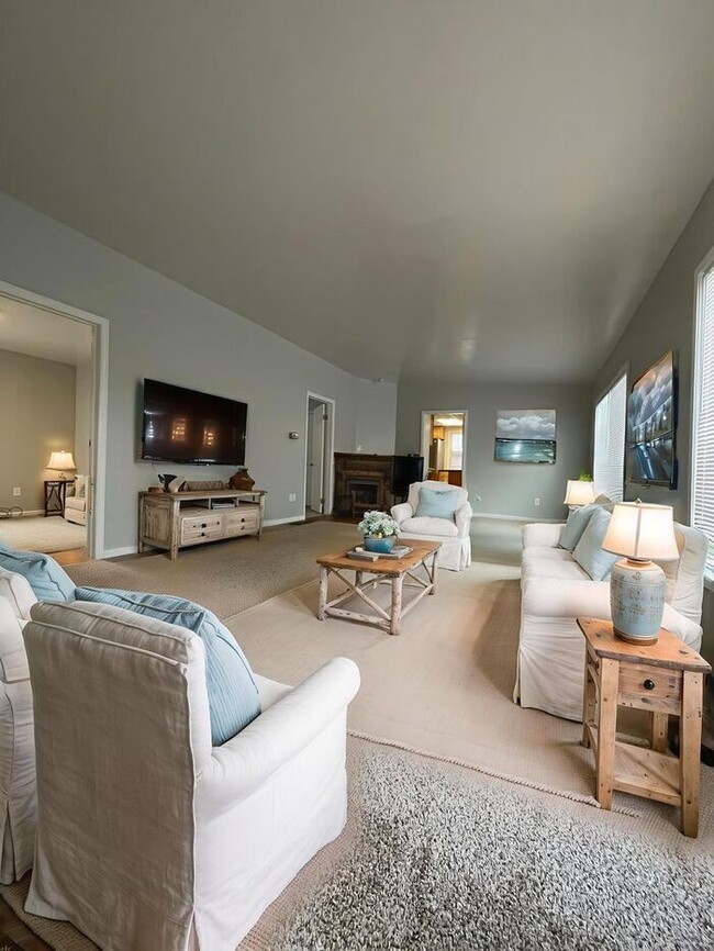 Building Photo - 3 Bedroom rancher in desirable West Side C...