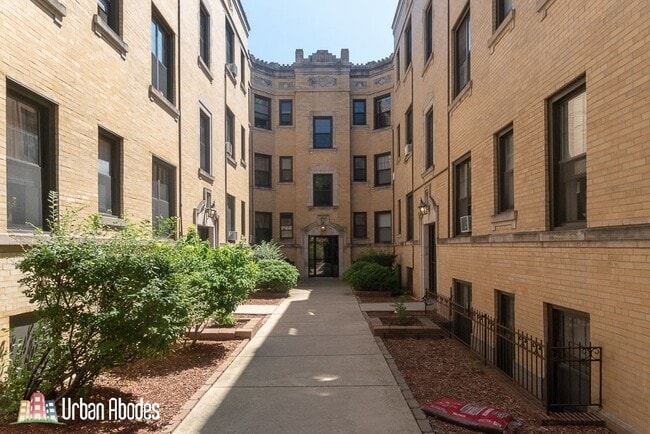 Building Photo - 442 W Belden Ave Unit A04C