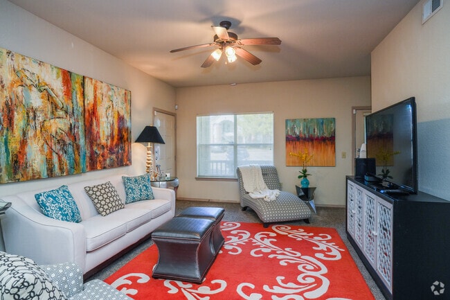 2BR, 2BA - 1093SF - Living Room