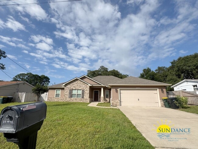 Building Photo - Stunning 4 Bedroom Home with Sparkling Pool!
