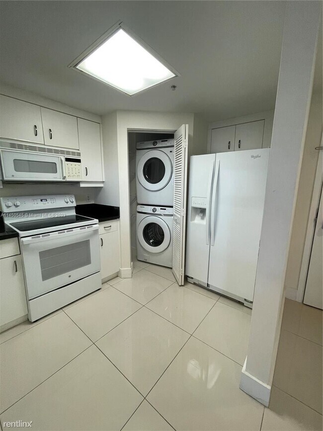 Photo - 1 br, 1.5 bath Condo - 701 Brickell Key Bl... Unit Apt 701