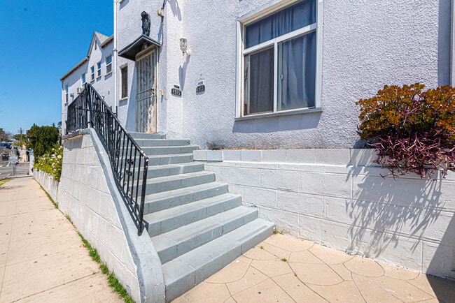 Building Photo - 4915 San Vicente Blvd Unit LARGE UPPER ONE BD DUPLEX