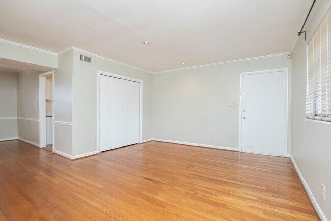 Photo - 3660 Peachtree Rd NE Unit E4