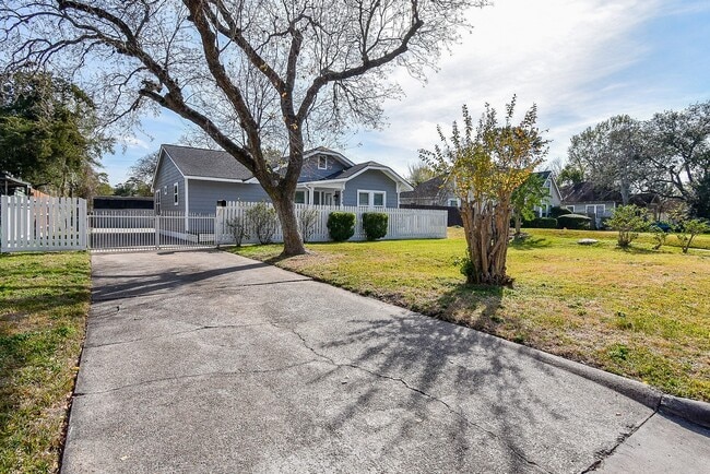 Building Photo - 8158 Niles St