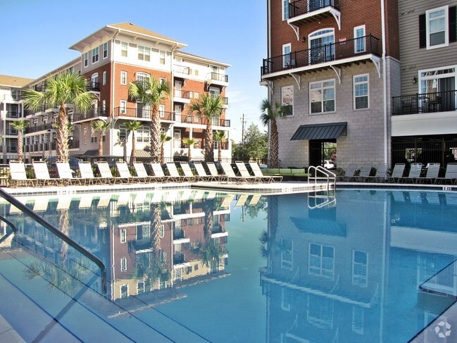 Building Photo - Flats at 4200 - STUDENT LIVING Rental