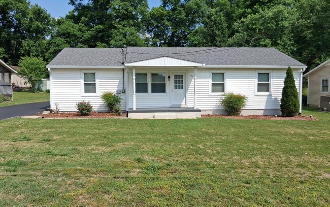 Building Photo - 1923 Woodmont Dr