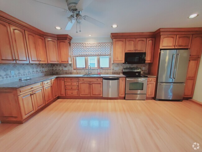 Building Photo - 1003 Shippan Ave Unit 2 Rental