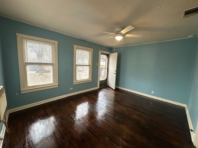 Photo - 2-BEDROOM DUPLEX IN MAHNCKE PARK