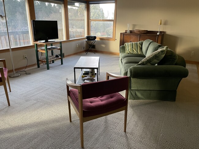 Building Photo - 3433 NE Cadet Ave Unit Upper