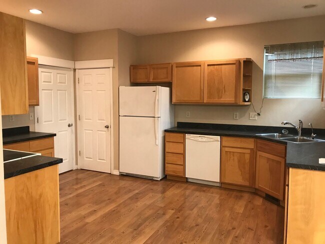 Photo - Beautiful 3 Bedroom 2 Bathroom House  **2 ...