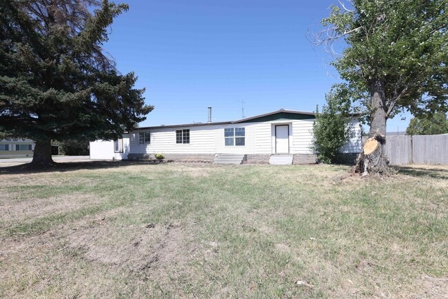 Building Photo - 3 Bedrooms 2 full bathrooms with attached ... Rental