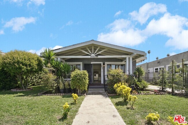 Building Photo - 2022 Vineyard Ave Rental