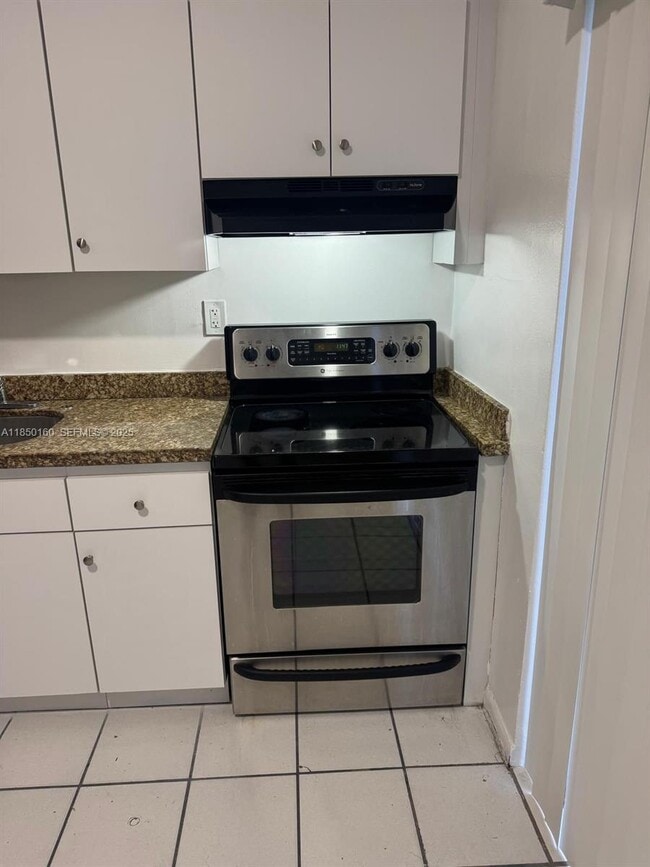 Building Photo - 1244 SW 5th St Unit 7