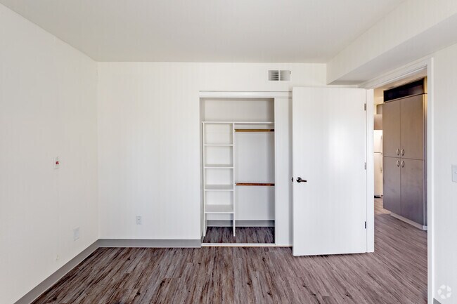 1BR, 1BA - 576SF - Bedroom