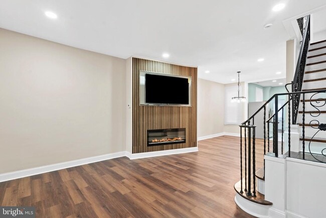 Photo - 5611 Stewart St