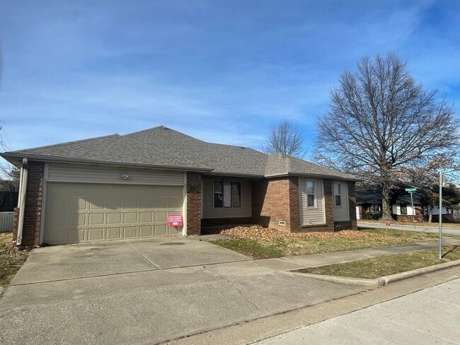 Building Photo - Southern Hills 3 Bedroom 2 Bath Duplex-New carpet and new flooring in the bathrooms
