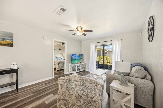 Photo - "Charming 2-Bed, 2-Bath Villa in Lake Shore Condominiums" Unidad 801