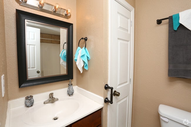 1BR, 1BA Studio - 530SF - Bathroom