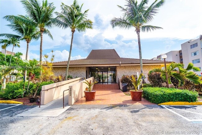 Building Photo - 6950 Miami Gardens Dr Unit 2-304