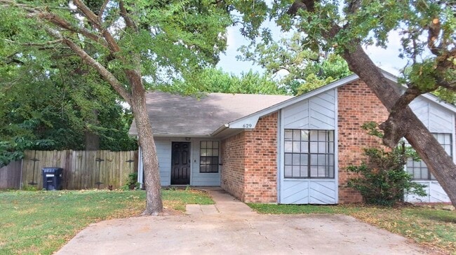 Building Photo - 629 W Ridge Dr