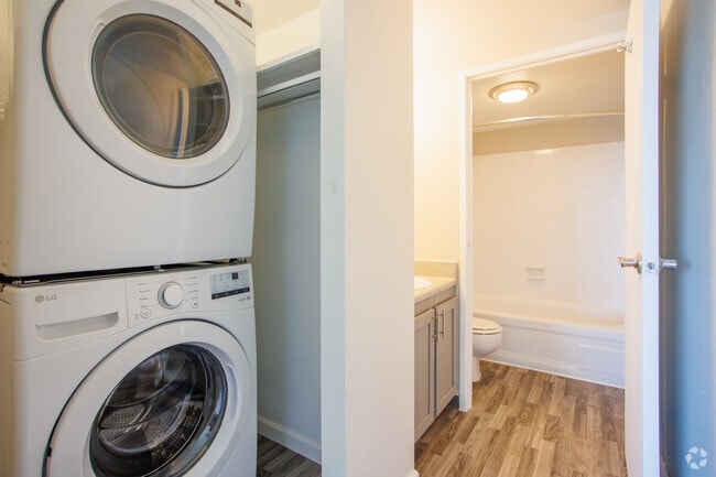 2BD, 2BA - 1,037SF - Laundry