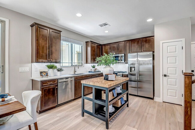 Photo - 43256 N Hinoki St